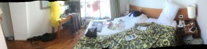 53. panoramofoto van onze kamer met allerlei droogacties na de stortregens van gisteren