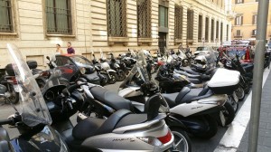 96. Veel scooters in Rome